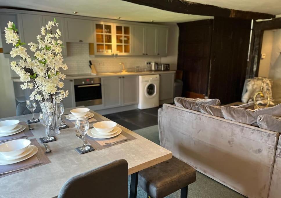 The Old Post Office, Cosy Grade II Listed 2 Bed Apartment Уиндермир Экстерьер фото